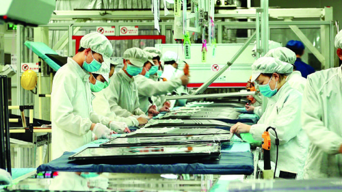     TCL電子（惠州）有限公司工人在電視機(jī)生產(chǎn)車間檢測產(chǎn)品。惠州日報(bào)記者黃岸媚 通訊員仇日紅 攝