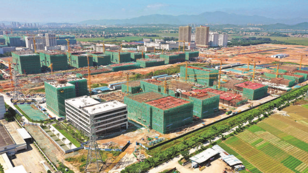     ③：東江灣產業園建設如火如荼。
