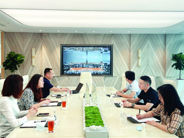     駐深招商團隊與企業座談?；葜萑請笥浾咧x菁菁 通訊員梁倍瑜 攝
