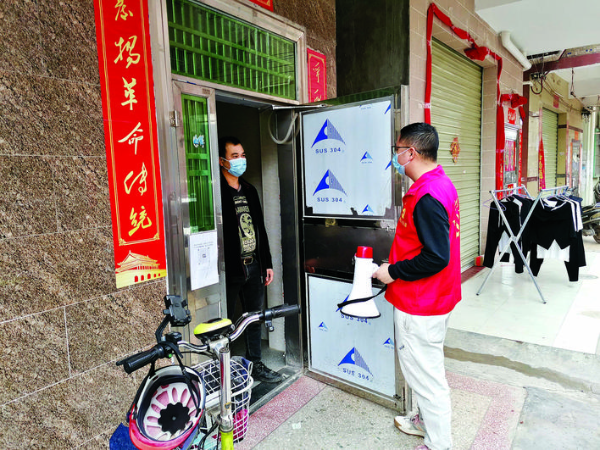     黨員房東上門宣傳出租屋管理相關(guān)政策。