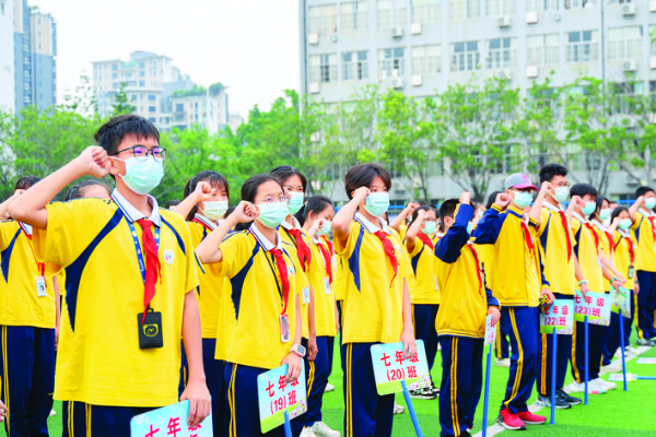     學(xué)生集體宣讀防溺水倡議書。    惠州日報記者湯渝杭 攝