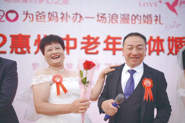     何志明、曾惠蓮夫妻：相知相愛30年，這次圓了30年的夢，太感動了。