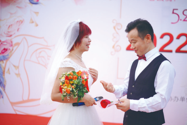     易建光、黃艷姿夫妻：攜手走過19年，當年兩人沒有舉行婚禮，今天彌補了遺憾！