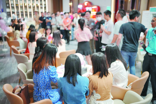     嘉賓們積極參與現(xiàn)場的游戲環(huán)節(jié)。