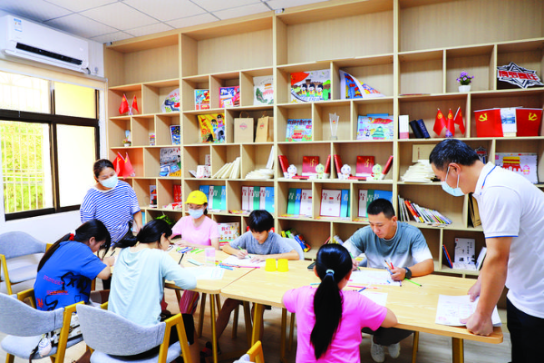     青少年在12355青少年綜合服務(wù)中心作畫。    惠州日?qǐng)?bào)記者侯婉怡 李燕文 通訊員朱懿 聶慧玲 攝