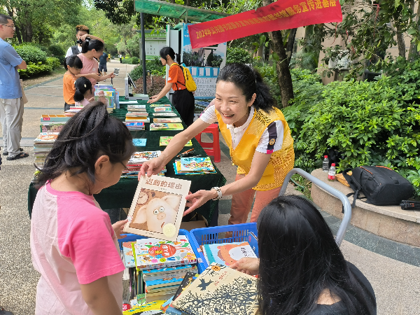 公共圖書(shū)館服務(wù)宣傳進(jìn)基層：工作人員為小讀者推薦圖書(shū).jpg