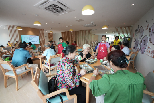 圖：中山市東區街道綜合養老服務中心內長者在用餐.JPG