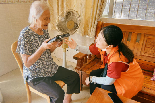 2022年，江門市蓬江區民政局為蓬江區棠下鎮任婆婆安裝緊急呼叫設備。圖為工作人員為任婆婆講解設備使用方式。.jpg