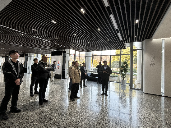 圖1參觀浙江新和成股份有限公司展廳.png