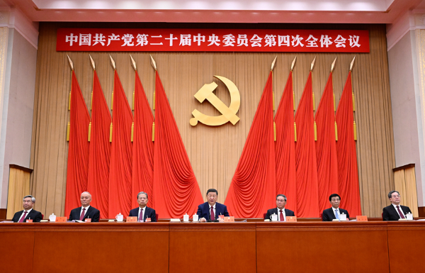??中國共產黨第二十屆中央委員會第四次全體會議，于2025年10月20日至23日在北京舉行。這是習近平、李強、趙樂際、王滬寧、蔡奇、丁薛祥、李希等在主席臺上。