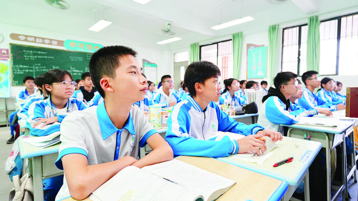     學生在認真上課?；葜萑請笥浾呓獎庞?攝