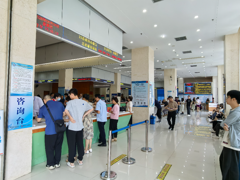 市民在房產交易大廳辦理業務。惠報全媒體記者楊帆 攝